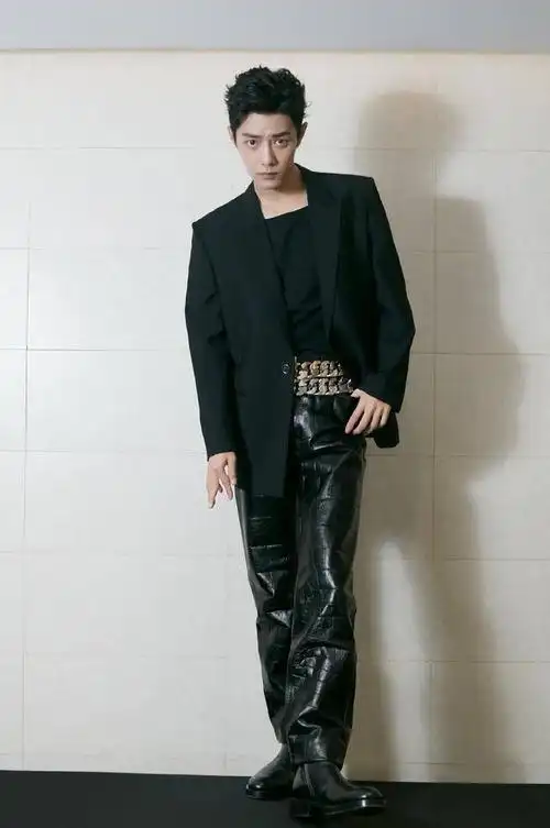 吴宣仪偏爱连衣裙风格百变很时尚肖战穿时尚西装打造绅士穿搭