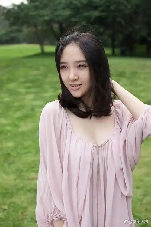 唐艺昕,1987年12月9日出生于四川省遂宁市,中国内地女演员.