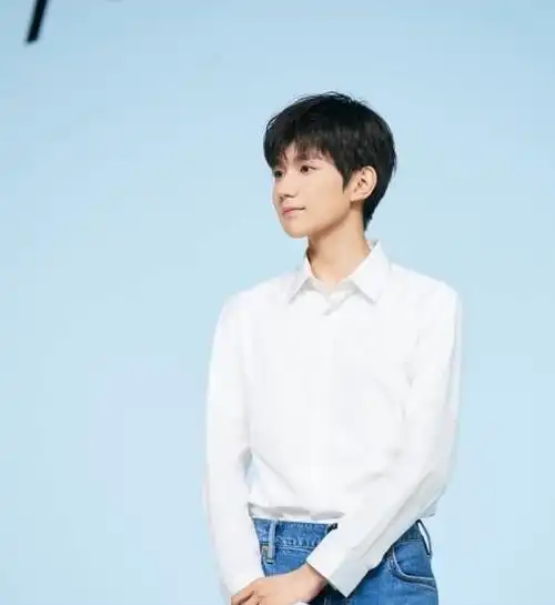 王源作为tfboys中的成员之一,长得越来越好看了,阳光帅气.也很有气质.