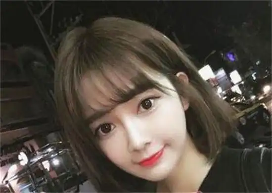 清纯萌萌的鹅蛋脸女生,一款修剪的长度齐肩的女生黑色中短发直发发型