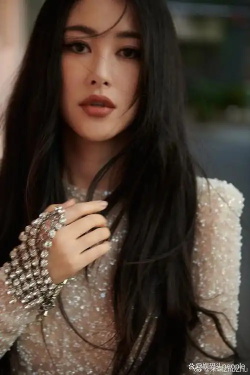 近日,朱珠在社交媒体发布了一组照片,她在结束狼姐录制后去hec上学了.