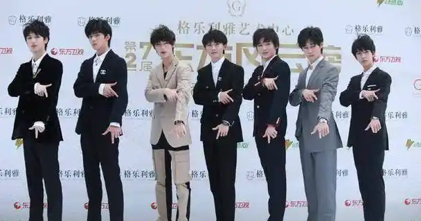 原创东方风云榜红毯王源穿刺绣装孟美岐刘宇宁时代少年团各有特色