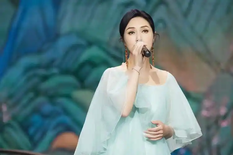 杨千嬅着蓝色渐变纱裙亮相节目 仙气飘飘演绎清明诗意_凤凰网