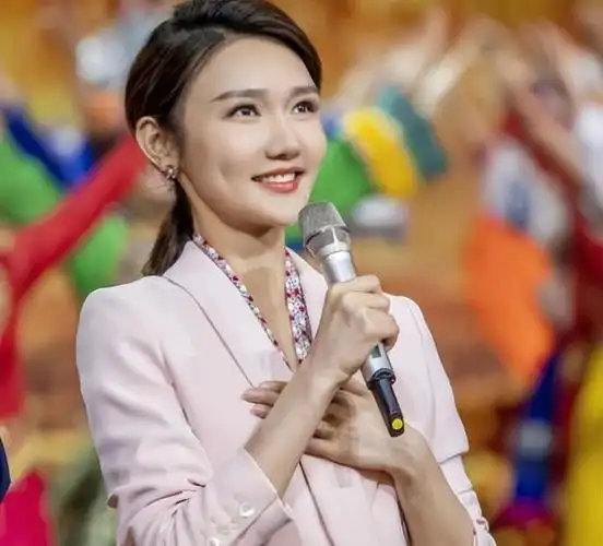 央视知名主持龙洋,33岁至今仍单身,单身原因竟是因择偶标准太高