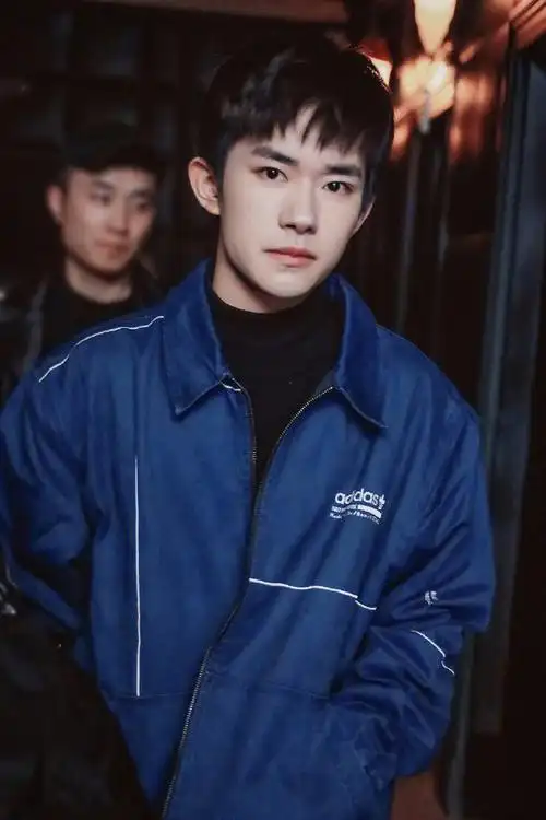 打开凤凰新闻,查看更多高清图片易烊千玺俊秀容颜,蓝色牛仔外套,干净