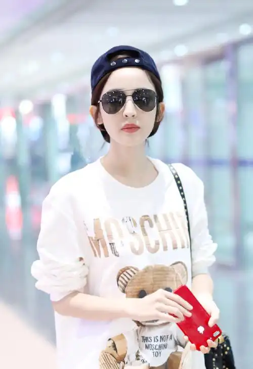 初秋也能很清新!古力娜扎卫衣潮帽配短裤,时尚讲堂要开课啦