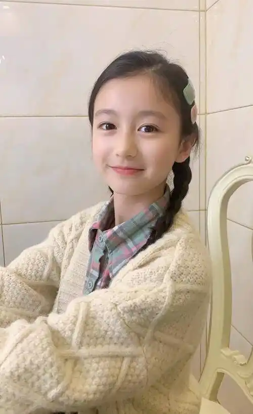 这次的造型就特别适合她,双马尾,马卡龙色发卡都代表着一个11岁女孩的