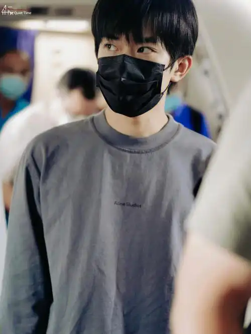 易烊千玺深圳飞北京