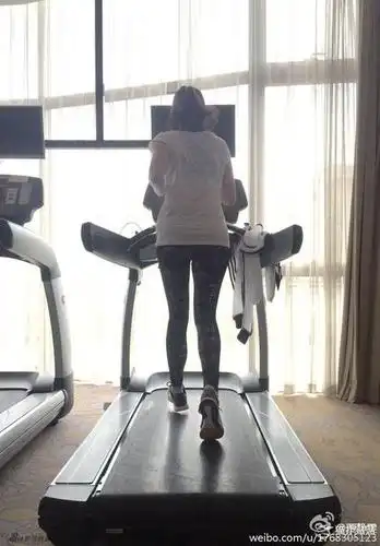 运动辣妈!贾静雯海边跑步练瑜伽