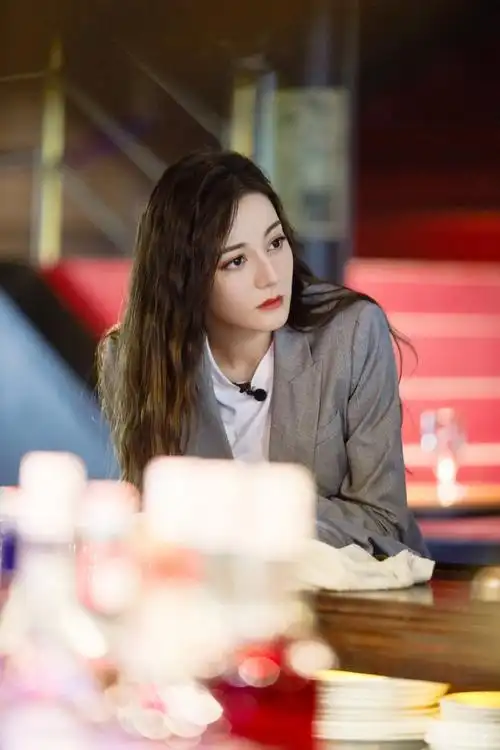 迪丽热巴穿西装亮相《极限挑战》 别可爱发卡又飒又萌