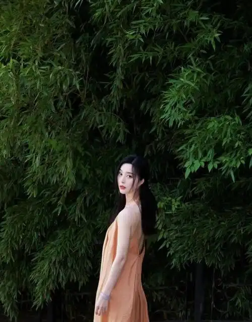 40岁范冰冰又扮嫩了!穿宽松吊带裙走清纯风,初恋脸把人美到了