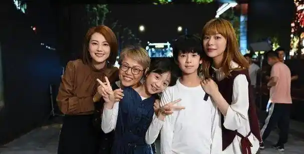 高圆圆杀青照引猜疑!夏天穿厚风衣巧遮肚,拍戏时有在吃孕期药?