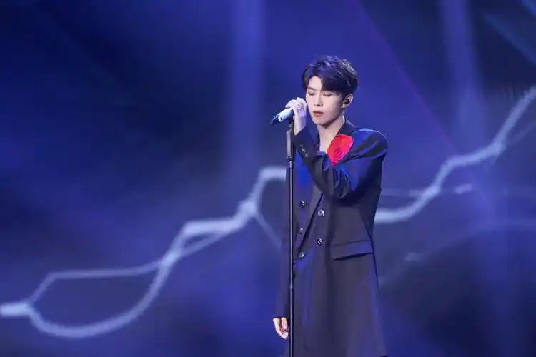 范丞丞山茶花西装写真图片