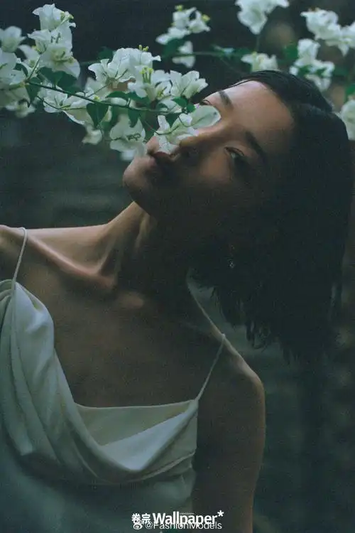 超模,演员#杜鹃#登上《wallpaper*卷宗》三月刊封面,杂志特别选择了一