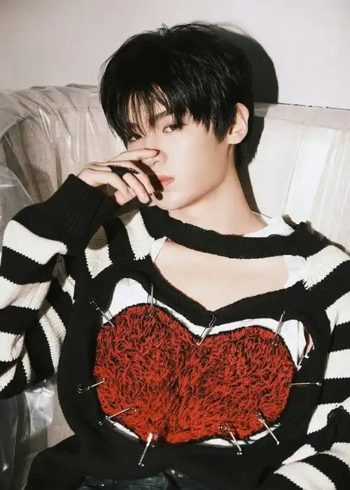 黄明昊爱心毛衣