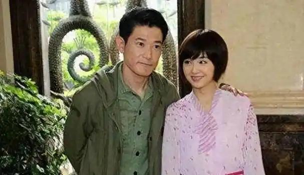 后来矢野浩二渐渐被生活打磨成怕老婆的重庆女婿……矢野浩二的妻子是