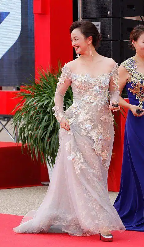 阔太罗海琼穿花仙子礼服挺仙气但斜方肌明显又显壮太减分