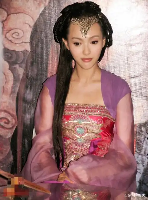 但这张照片中,唐嫣似乎有心事.