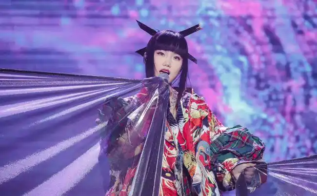 《乘风破浪的姐姐》里,黄龄穿着密扇的"战袍"