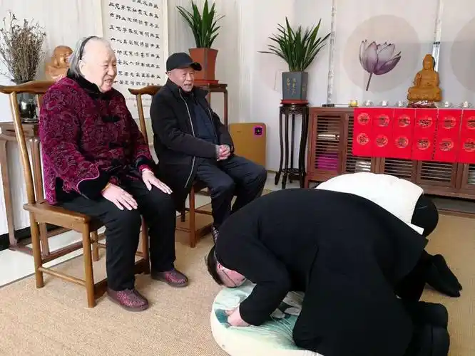 言传身教,践行孝道～郑州一中汝州实验中学九年级老师叩拜父母