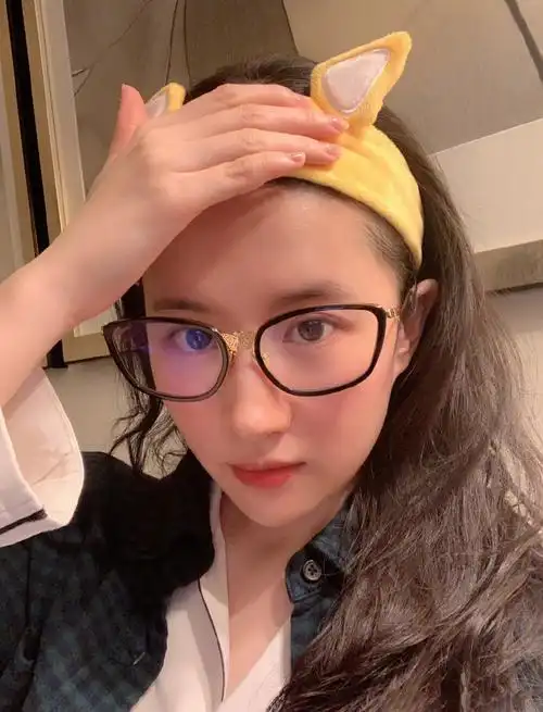 刘亦菲素颜眼镜自拍照图片