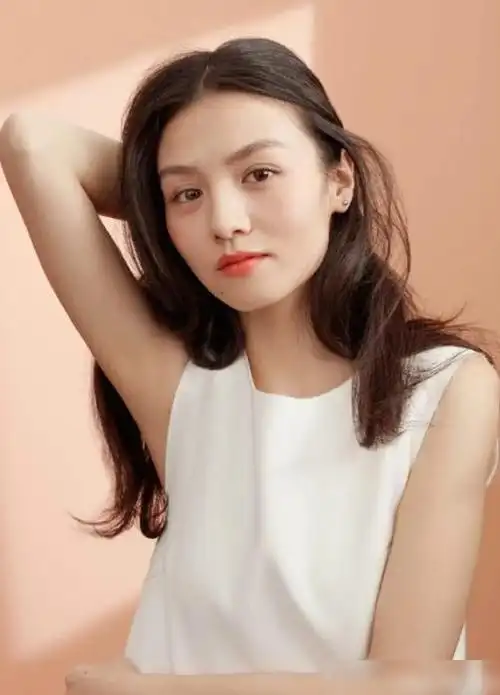 整整一章,都是对春夏的描写,看到照片后的人都会为她惊叹.