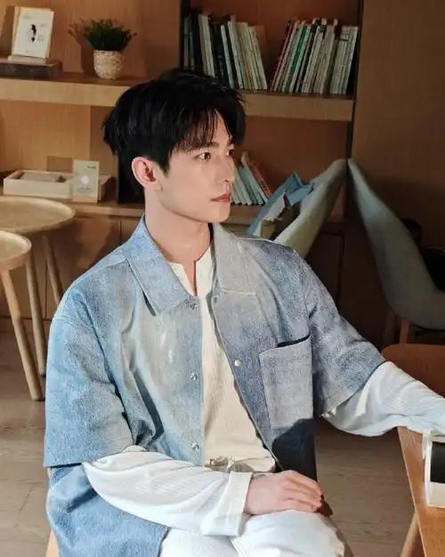 杨洋叠穿牛仔衬衫##杨洋西安活动生图##檀健次吐烟