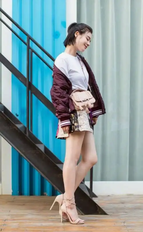 马思纯为显腿长,踩12厘米高跟鞋拍照,连脚尖都在用力看着都疼