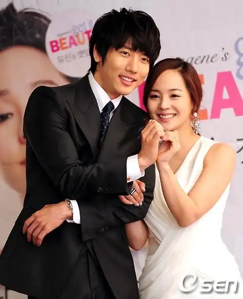 柳真与奇太映举行结婚发布会 甜蜜情侣羡煞人