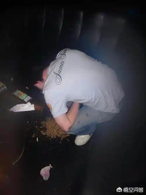 很容易想到是晕车晕船晕机类似的情况,其次就是喝酒过多造成的呕吐,说