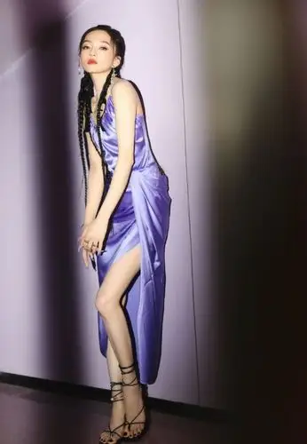 张韶涵为显腿长放大招拿系带当鞋子穿杨幂都不敢挑战