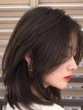 2022中碎发发型图片女 显出个人气质的女生发型