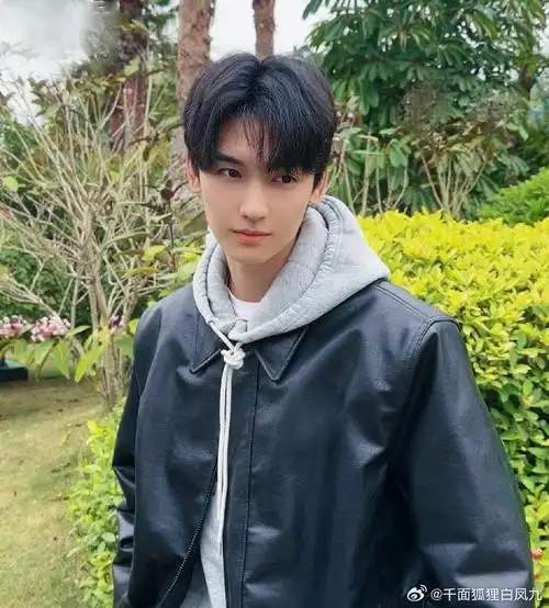 黄俊捷突然被cue的反应##黄俊捷自己给自己做妆造