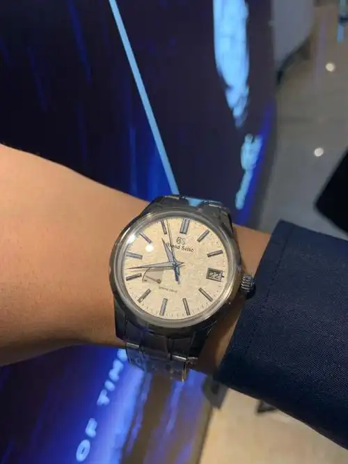 《富岳三十六景》,描绘了其游历各地时,眺望富士山景色