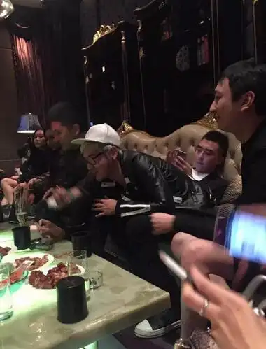 传闻称:王思聪先生现在在武汉某家酒吧三楼包场,没有带女伴