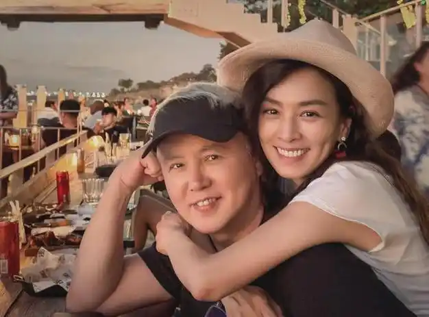 张庭晒一家四口合影,和老公林瑞阳像祖孙俩,女儿身材纤细变漂亮