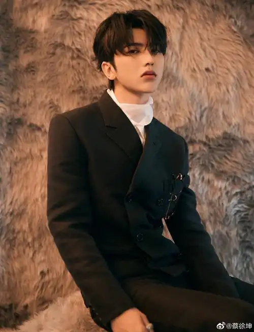 蔡徐坤黑色长斗篷造型尽显优雅,诠释诗意风尚