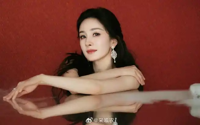 蔡徐坤并没有退圈,一直都在发歌,也时不时会开演唱会,虽然回归内娱