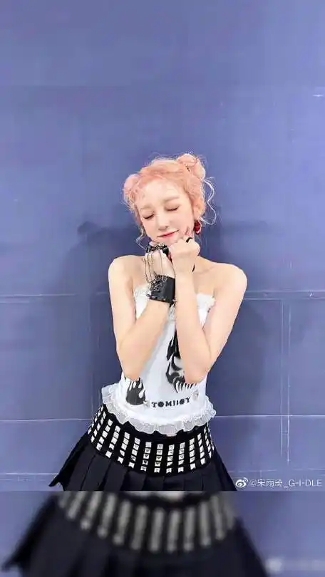 宫格随拍##宋雨琦粉发双丸子头造型好绝#美女粉色双丸子头也太绝了吧