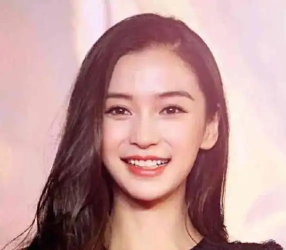 杨颖在跨年晚会杨颖裙美出新高度谁注意到了她的牙齿