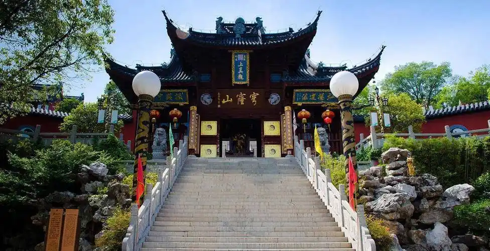 被誉为"穹窿福地",因此才在这里建观,沿着山道往前,未入道观,便可看见