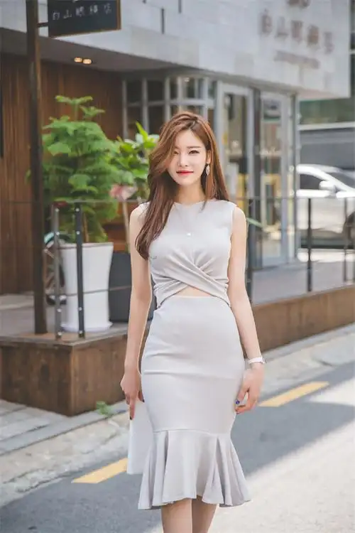 沙滩美女蓝色泳衣装大胆诱美腿惑图片