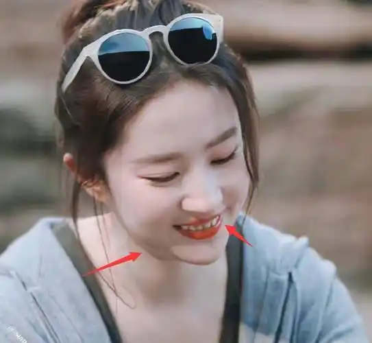 的确,刘亦菲在剧中确实有不少笑着露出牙龈的画面.