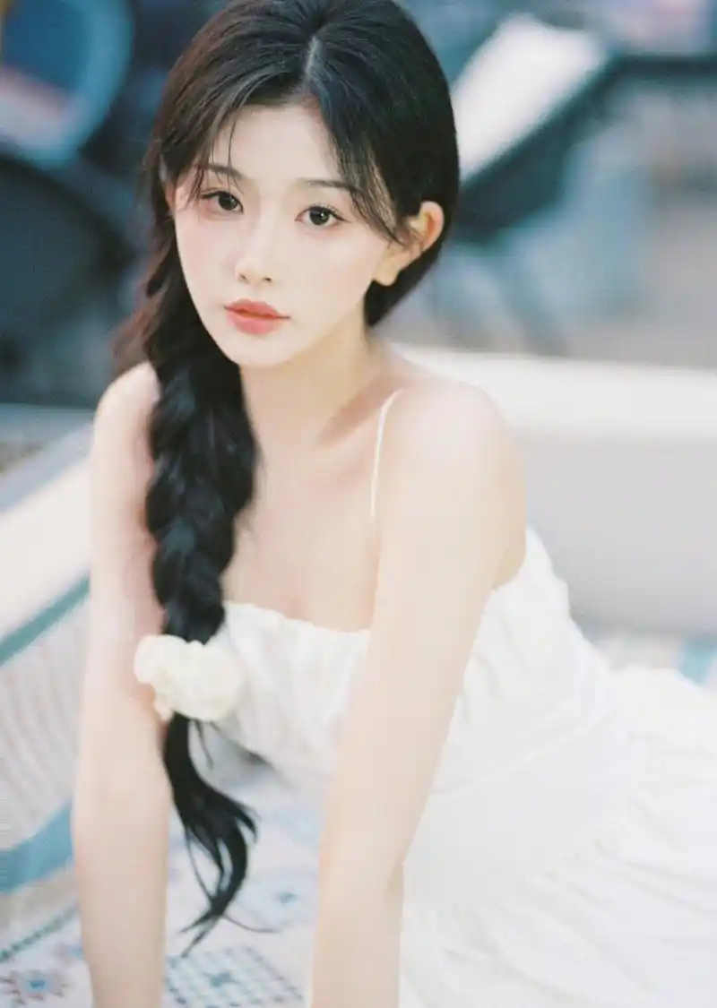 孔雪儿,白色吊带长裙,充满青春活力,美美美!