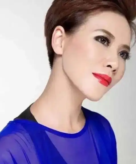 被开除之后的房海燕据说已经结婚了,她的老公是在巴士集团工作,属于圈