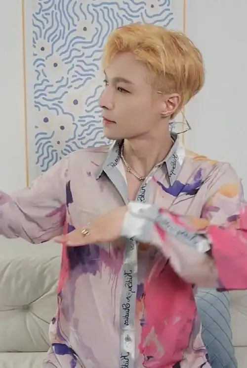 张艺兴[超话]##张艺兴爱豆发色##张艺兴cha了冻冻