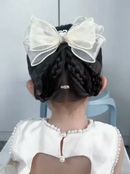 小公主穿裙子可以扎这样的公主发型简单好看