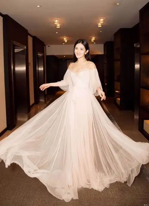 谢娜裙摆飘逸美腿隐现改走女神路线竟然是为了