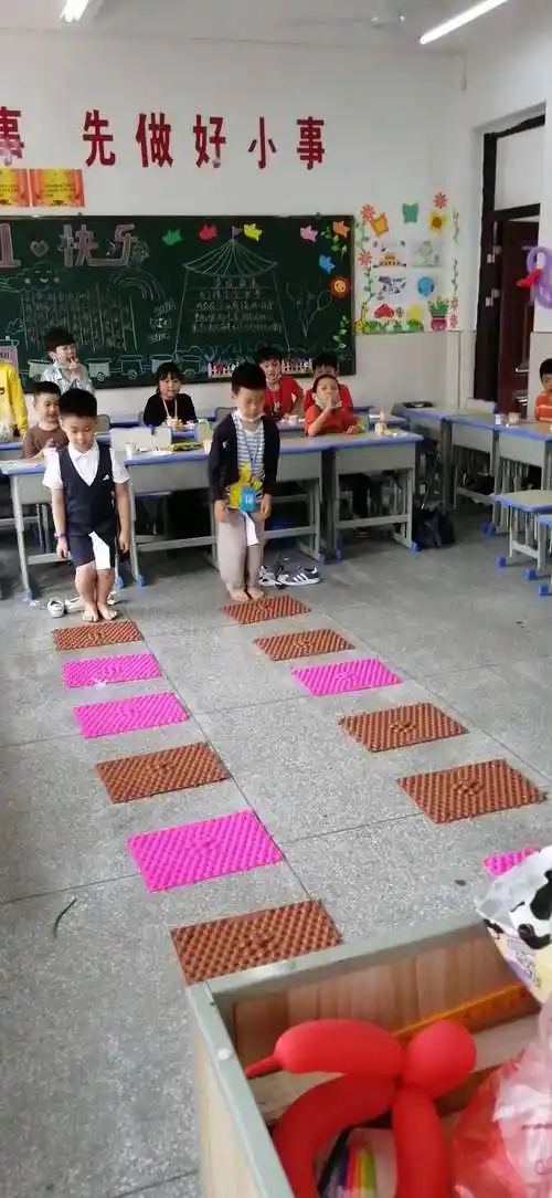 最刺激的游戏——指压板,都是些勇敢的小孩子,玩的很尽兴!