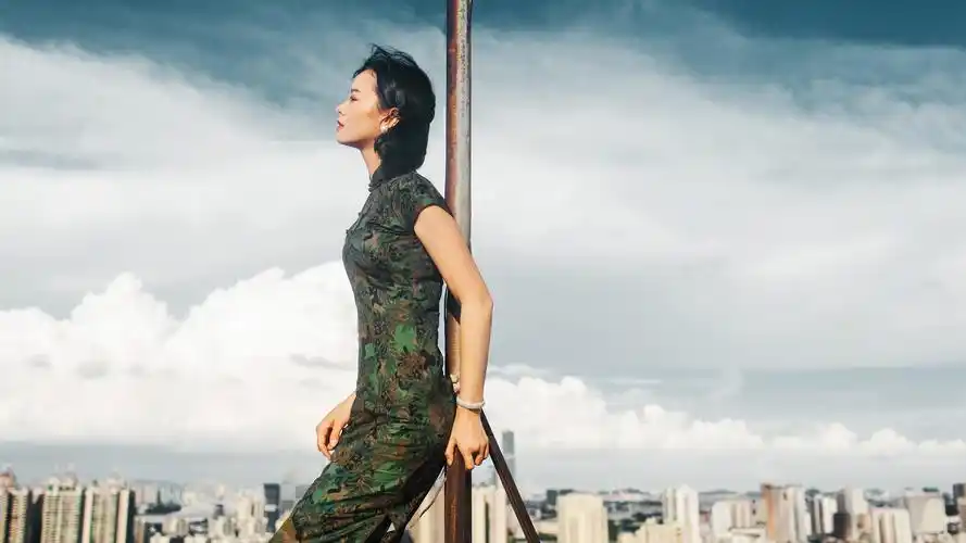 壁纸 旗袍女人,屋顶,天空,云